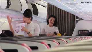 Pramugari Cantik Batik Air Saat Memberi Penjelasan Ke Penumpang Di Kursi Darurat Pesawat Airbus A320