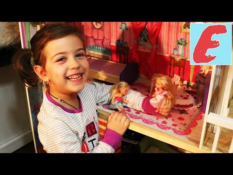 ემილი ეთამაშება თუთიყუშებს, უშვებს გალიიდან