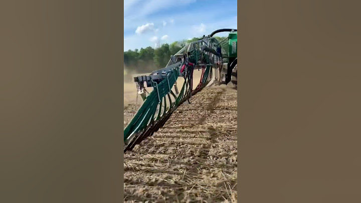 AGRICULTRICE- UN PEU D'EPANDAGE AVEC FENDT #agricultrice #agriculture #tracteur #campagnes #recolte