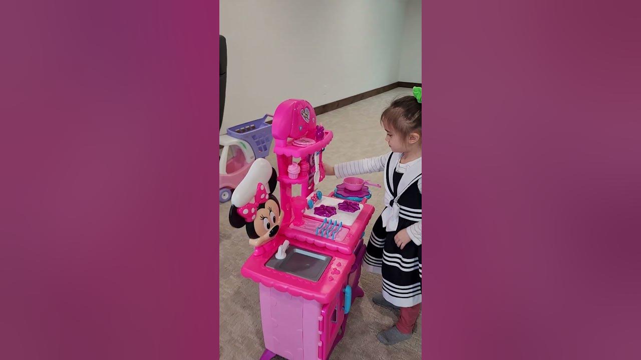 AMAZING CUTE GIRL PLAYING THE FLIPPING FUN KITCHEN PLAY SET! Minnie
