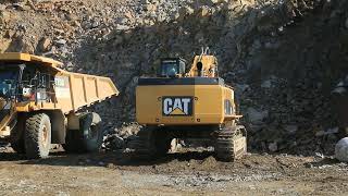 Caterpillar CAT 385C FS loads granite