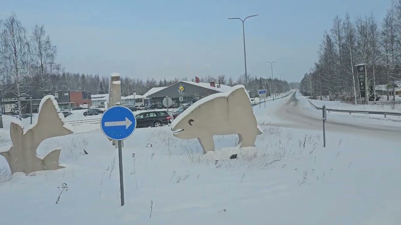 Fínsko v zime a RC auto na chodníku. 