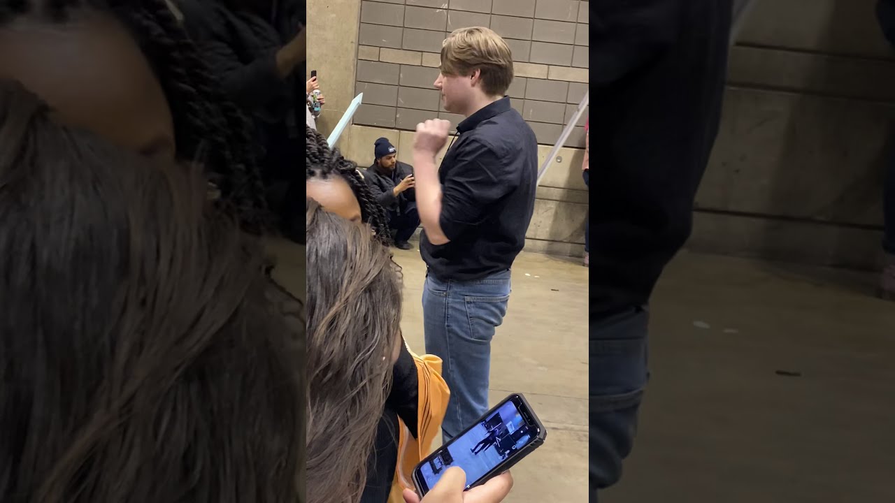 Epic lightsaber battle at c2e2 2020