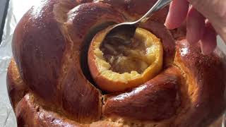 ROUND CHALLAH WITH BAKED APPLE FOR HONEY