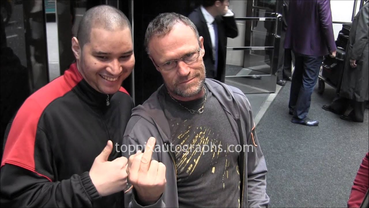 Michael Rooker - Signing Autographs at his hotel in NYC - YouTube