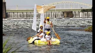廃材のいかだで川下り