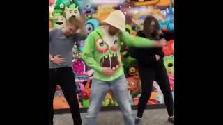 Showing how much this gif is on beat
