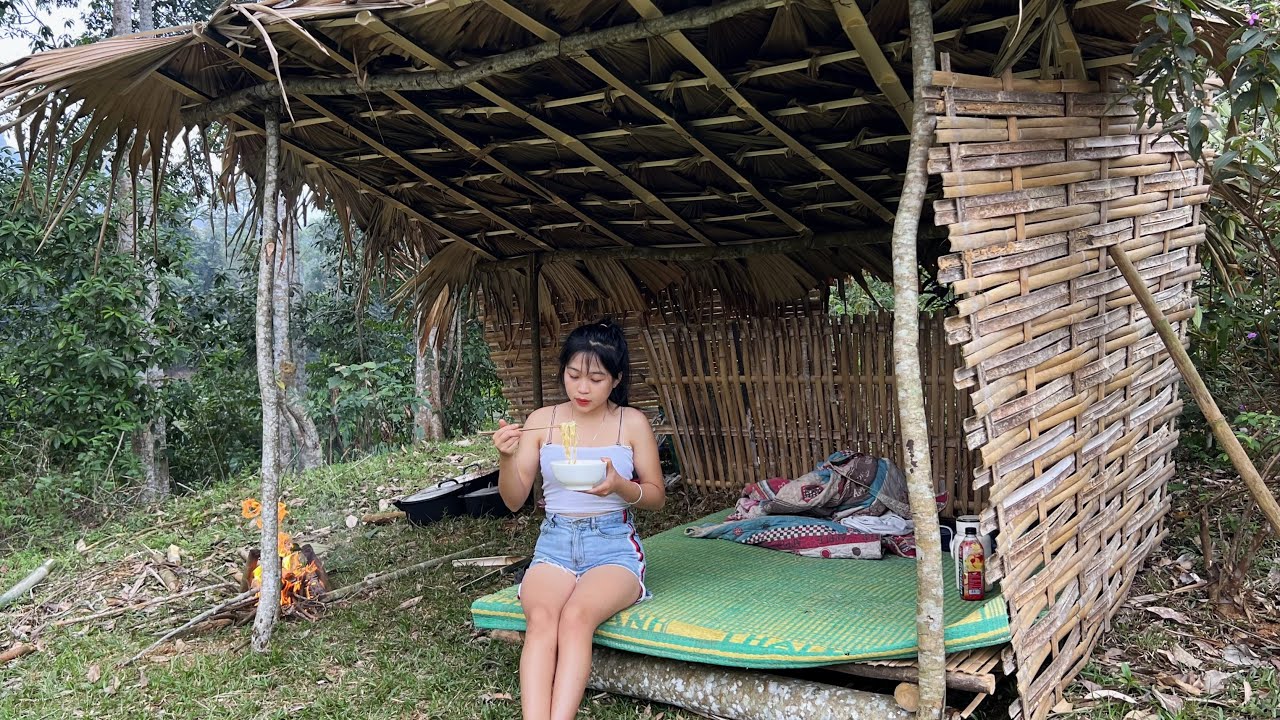 Demolish the old house and build a temporary shelter - Young girl lives ...