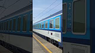 EC 117 linky Ex1 projíždí stanici Valy u Přelouče