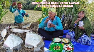 MENUNGGU IKAN YANG LAPAR DI TEPI SUNGAI BESAR.