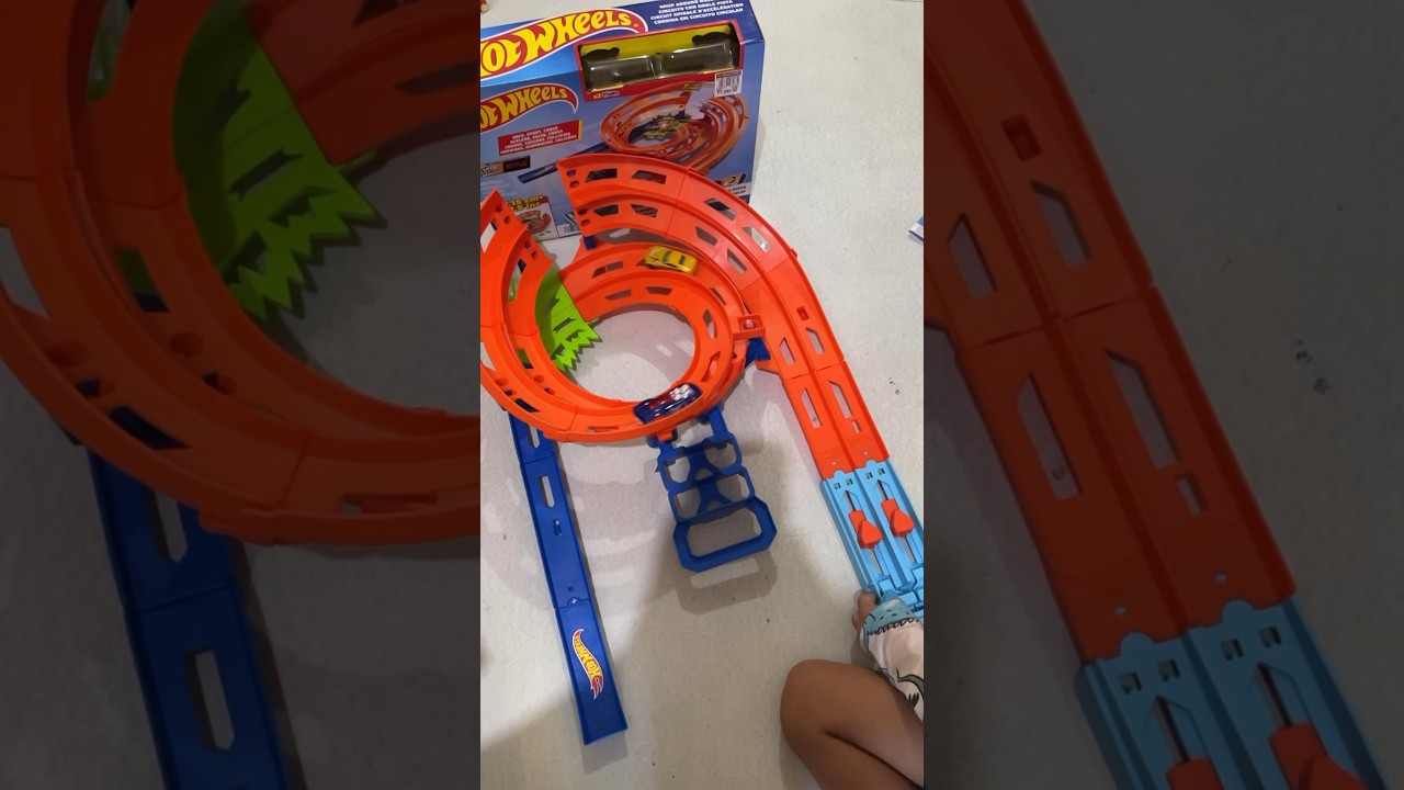 HOT WHEELS Whip Around Raceway/ HotWheelsAction (Hot Wheels Let&rsquo;s Race)