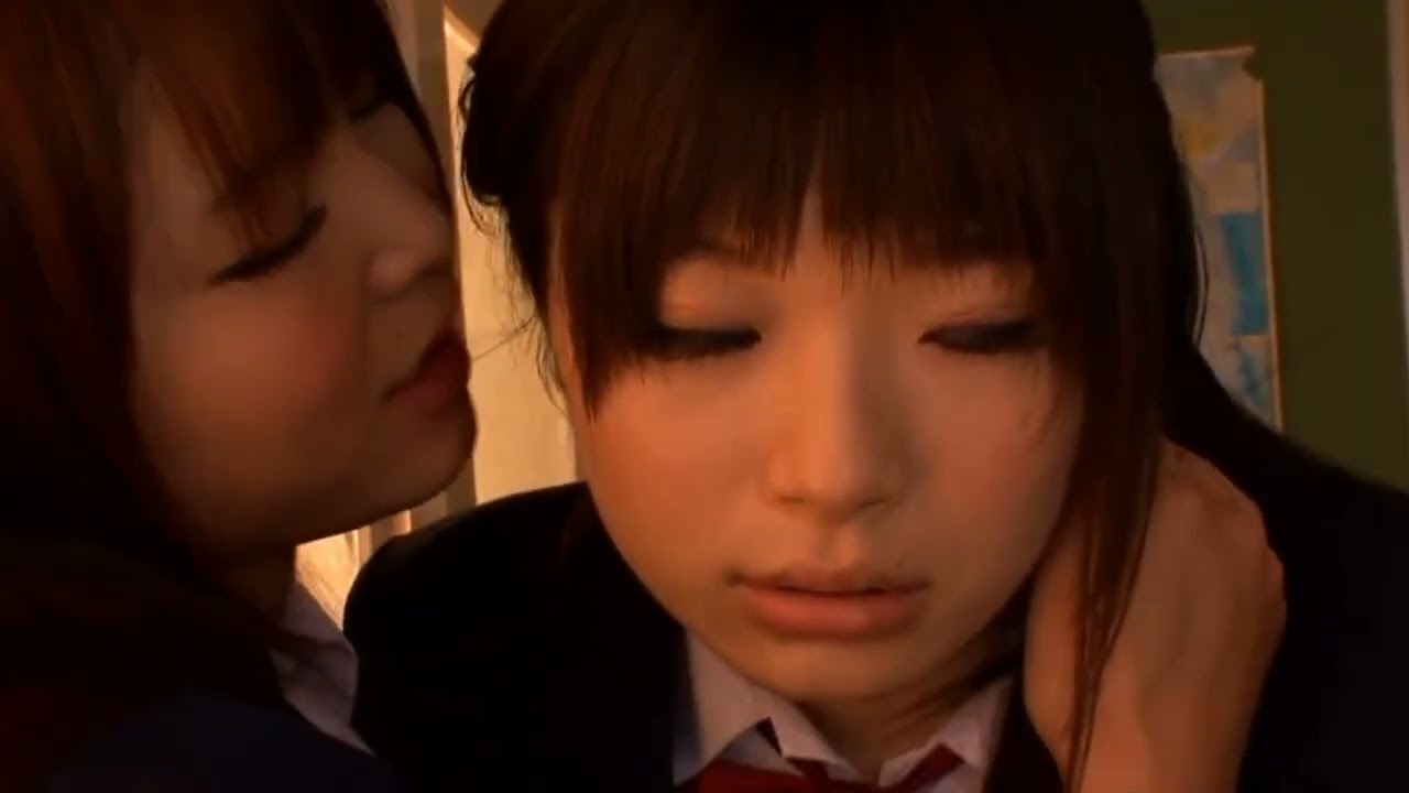 ⁣Japanese lesbians kissing 0002//lesbians kissing//Japanese girl lesbians kissing#kiss#kissing
