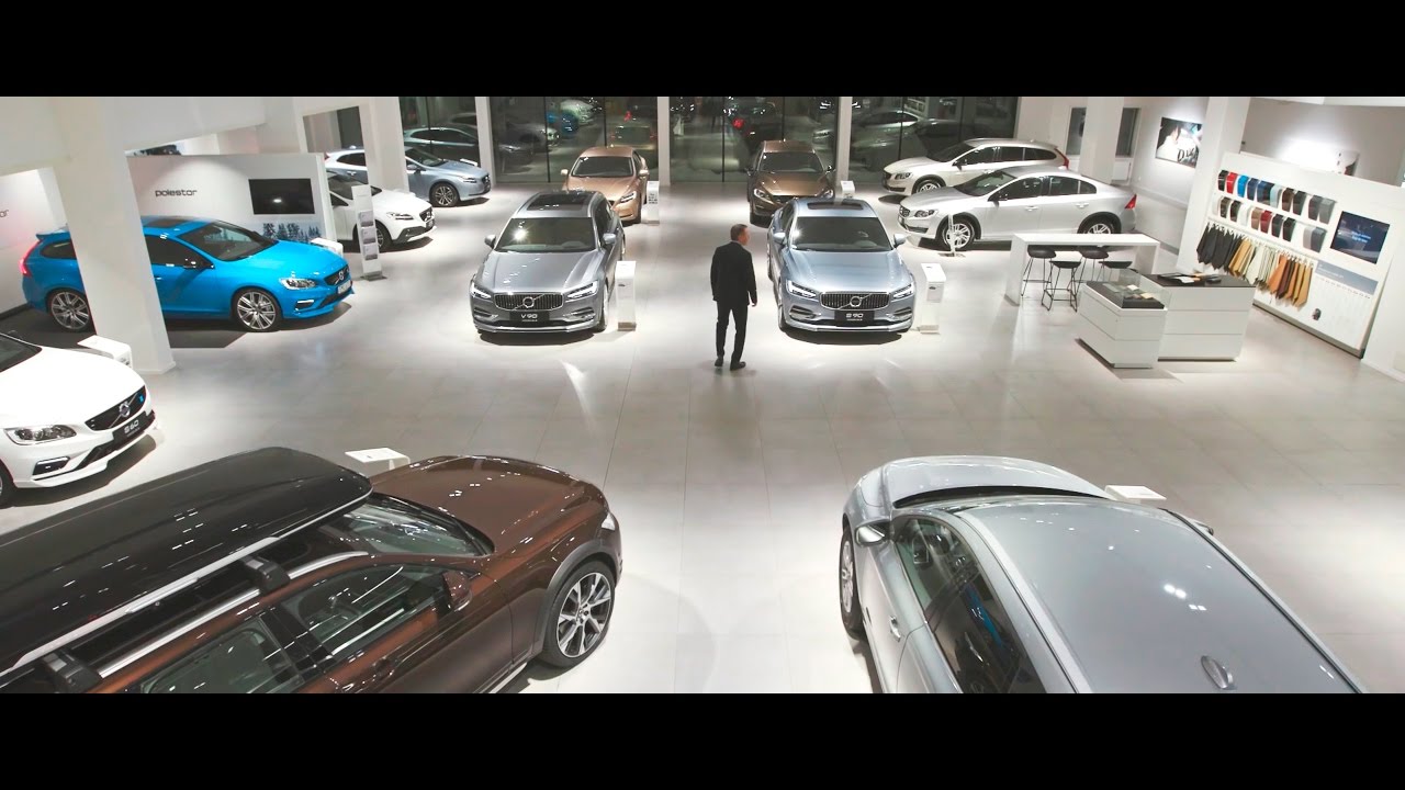 "We wash cars with light": The Volvo Luleå showroom with accent light from ERCO