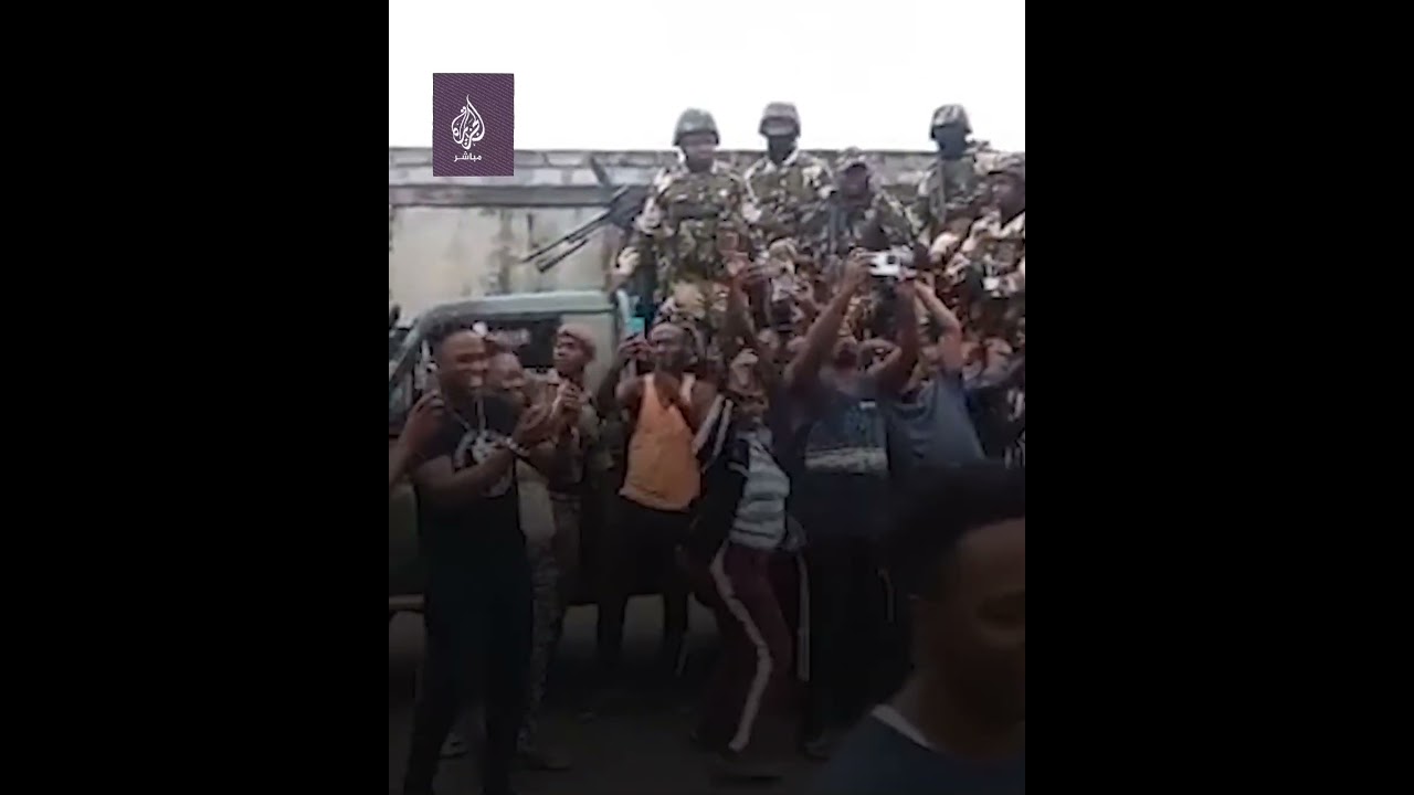 🔴 مواطنون يحتفلون مع جنود في شوارع عاصمة #الغابون 🇬🇦 عقب الإعلان عن الانقلاب العسكري