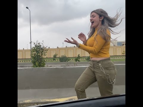 موده الادهم وهي بتجري في الشارع