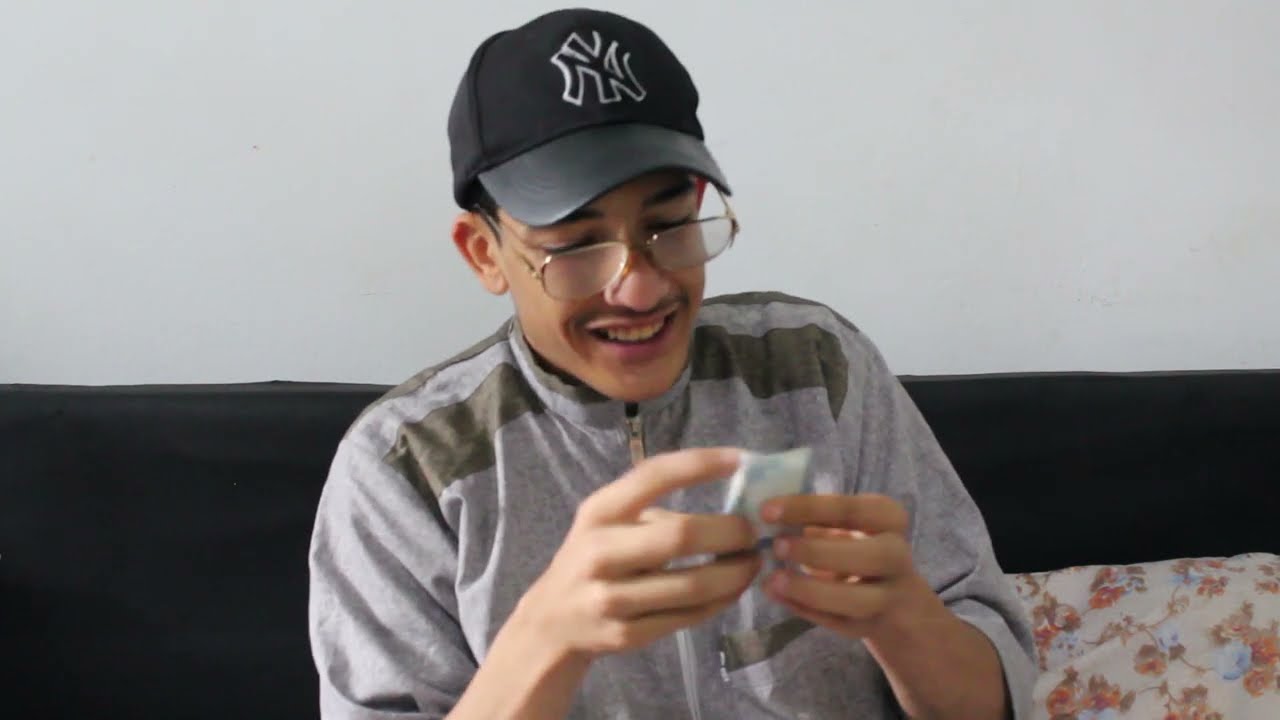 كي تطلب بوك في فلوس و ميعطيكش 😂