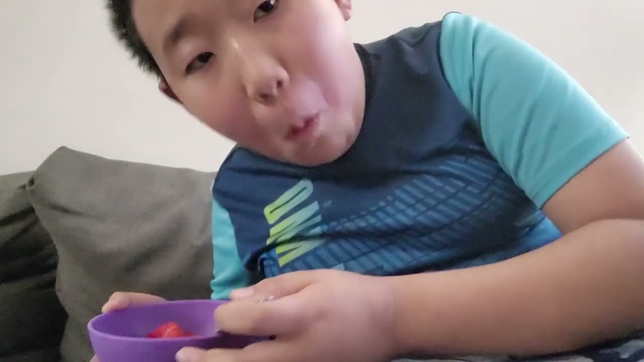 Aaron cam handle spicy cheese puff