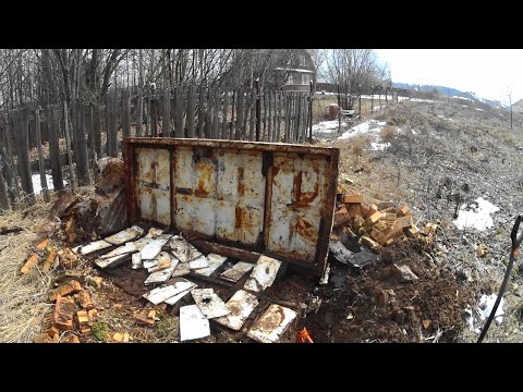 Огромная дверь. Толстая арматура .Нашел металл.