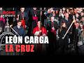 LEÓN XIV 'CARGA' CON la CRUZ DURANTE las estaciones en un VIA CRUCIS multitudinario en el COLISEO