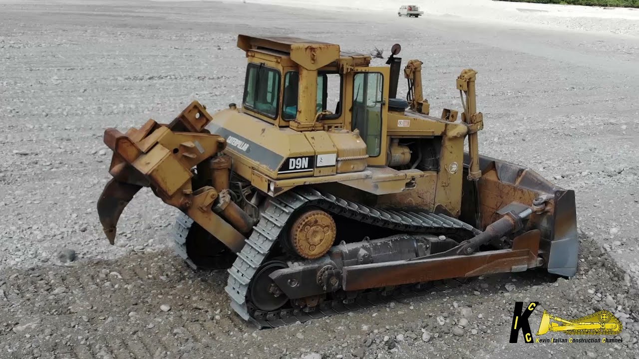 CATERPILLAR D9N BullDozer Pushing Gravel