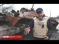 ウクライナ首都郊外に残された数々の遺体　ロシア軍車列の残骸も