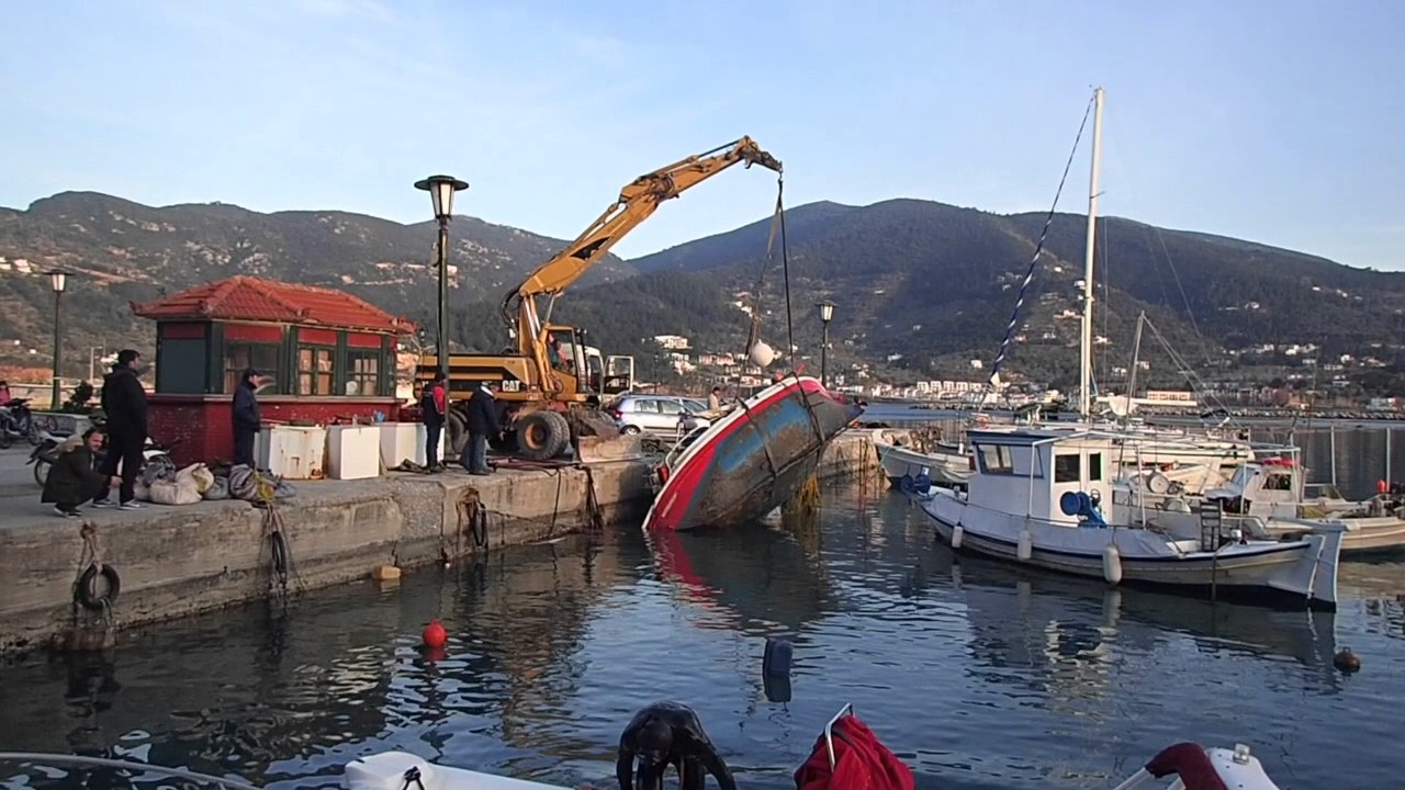 Λιμάνι Σκοπέλου : Ανέλκυση καϊκιού
