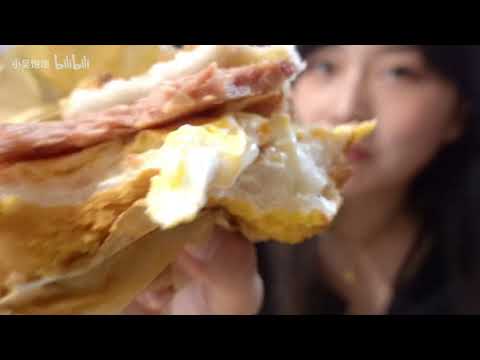 香港仔路边的小店里 30蚊能吃到如此巨大的菠萝包汉堡？！