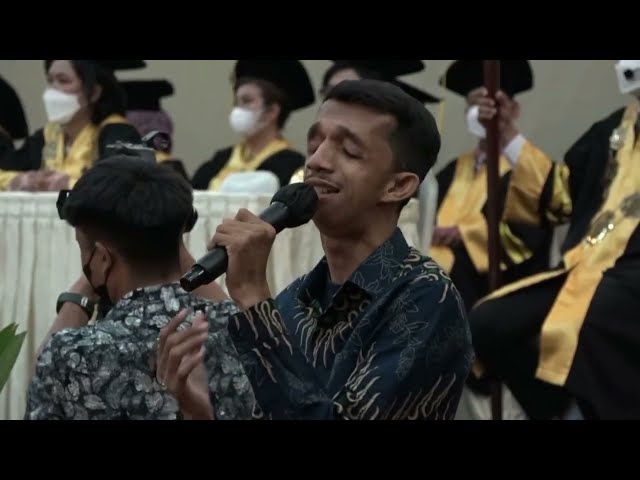 Doa Seorang Anak dan Puisi, momen pada acara wisuda class=