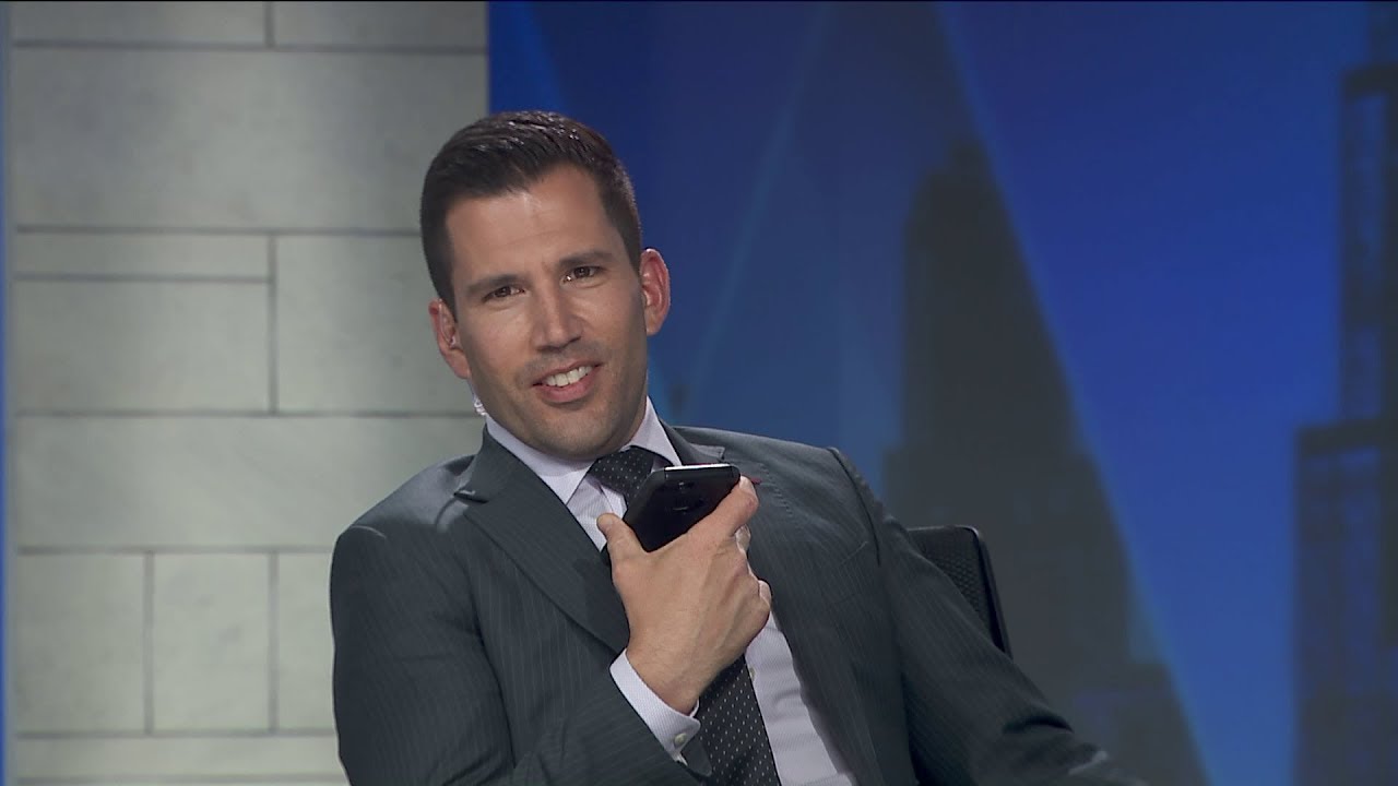 WGN anchor calls wife live on TV to confirm he brings her flowers every  Sunday - YouTube