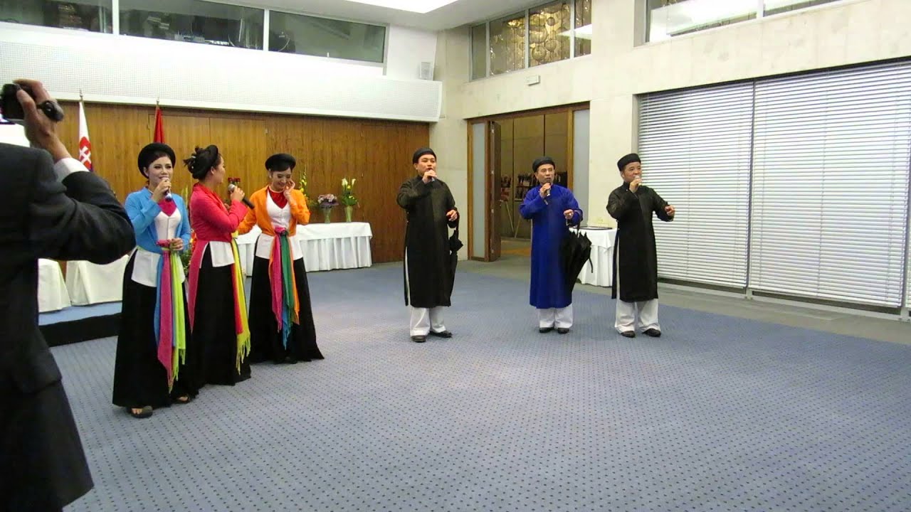 Ba Quan mời trầu