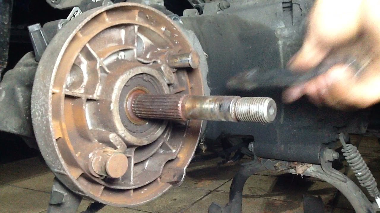 quebraram a ponta do eixo da transmissão ,aberta scooter, troca do eixo da embreagem.