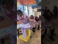 私たちは新しい仲間を募集してます。(訳:メイド募集中!)