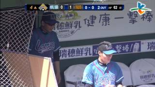 20130824-1 CPBL 獅VS桃猿 4上 余德龍偷點失敗, 高志綱輕鬆接殺