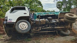 Mobil Dump Truk Tanah Terpuruk Amblas Dan Terguling
