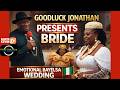 Der Nigerianische Präsident Goodluck Jonathan Führt Die Braut Bei Einer Traditionellen Hochzeit Aus