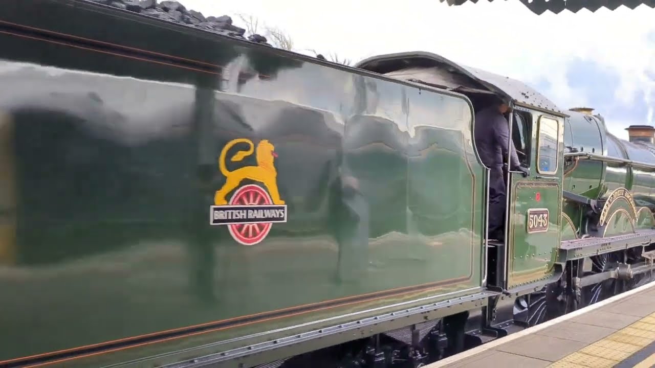 GWR Castle Class 4073 "Earl of Mount Edgcumbe" at Bristol Temple Meads (Dec 2023)