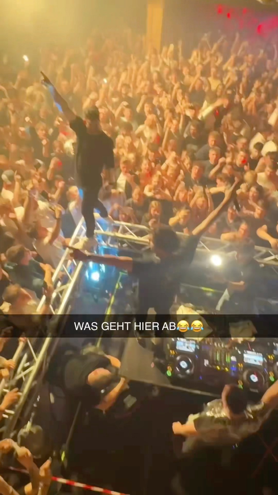 WIE LAUT SIND DIE?!!?#bass #remix #lustig #witzig #hit  #shortvideo #fypage #fy #music #techno #hbz