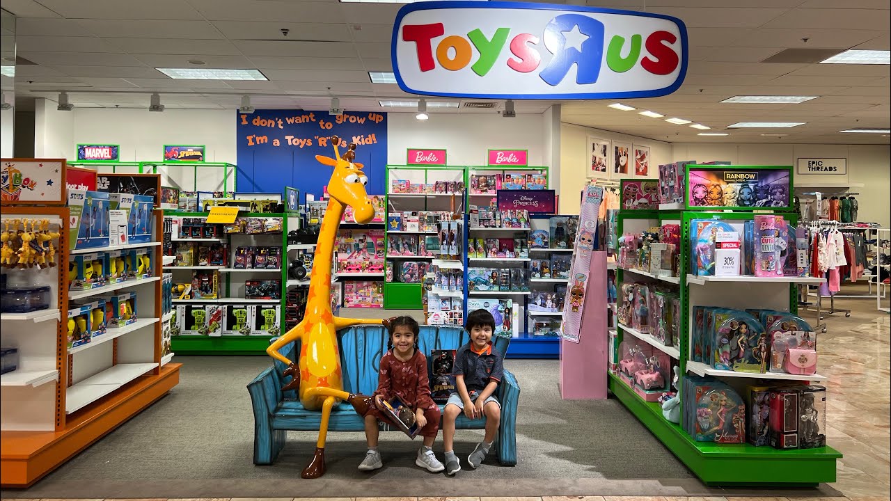 TOYS R US IS BACK! TOY SHOPPING, KIDS TOYS FUN YouTube