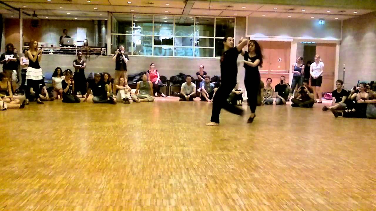 Pé Descalço - Lucas Dumont e Paulinha -  Apresentação no Workshop no Forró de Domingo Festival 2013