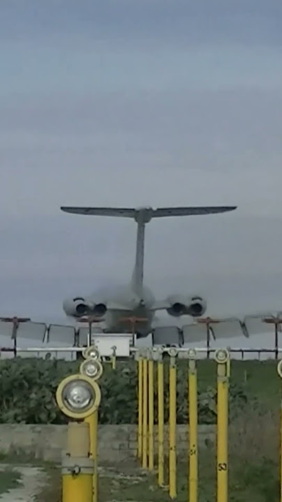 Vickers VC 10 Tanker at Malta Airport on 2001.Great original sound. #airforce #aviations