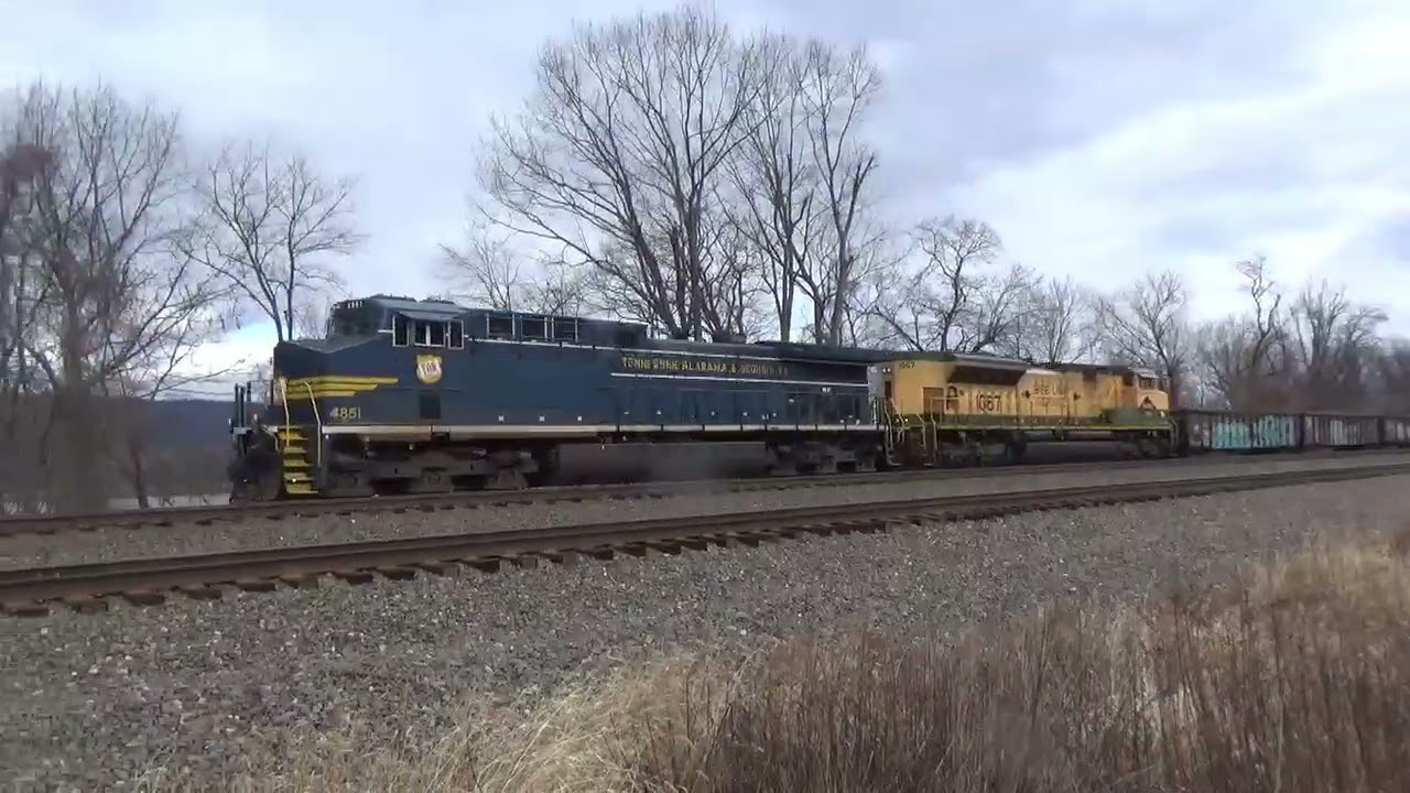 320748 NS 33A Mix freight train with NS 4851 TAG & 1067 Reading lines & a Santa Fe hopper car