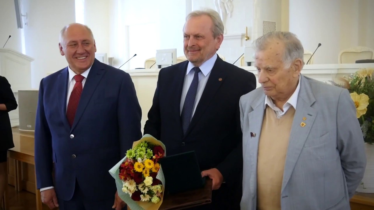 Ректору СПбГИКиТ А.Д.Евменову вручили премию Правительства СПб (28.05.2018)