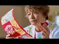 香取慎吾がキットカットの紙パッケージにメッセージを描く/キットカットCM