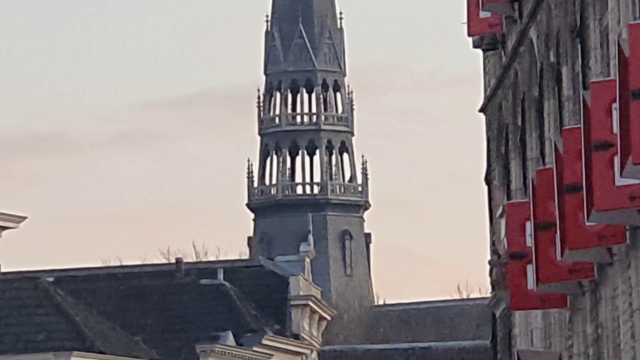 Kerkklokken luiden op Goudse markt