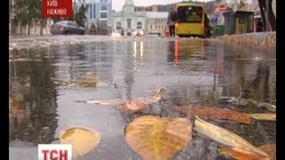 Дощова погода у Києві вже добу ускладнює рух на Подолі у Києві