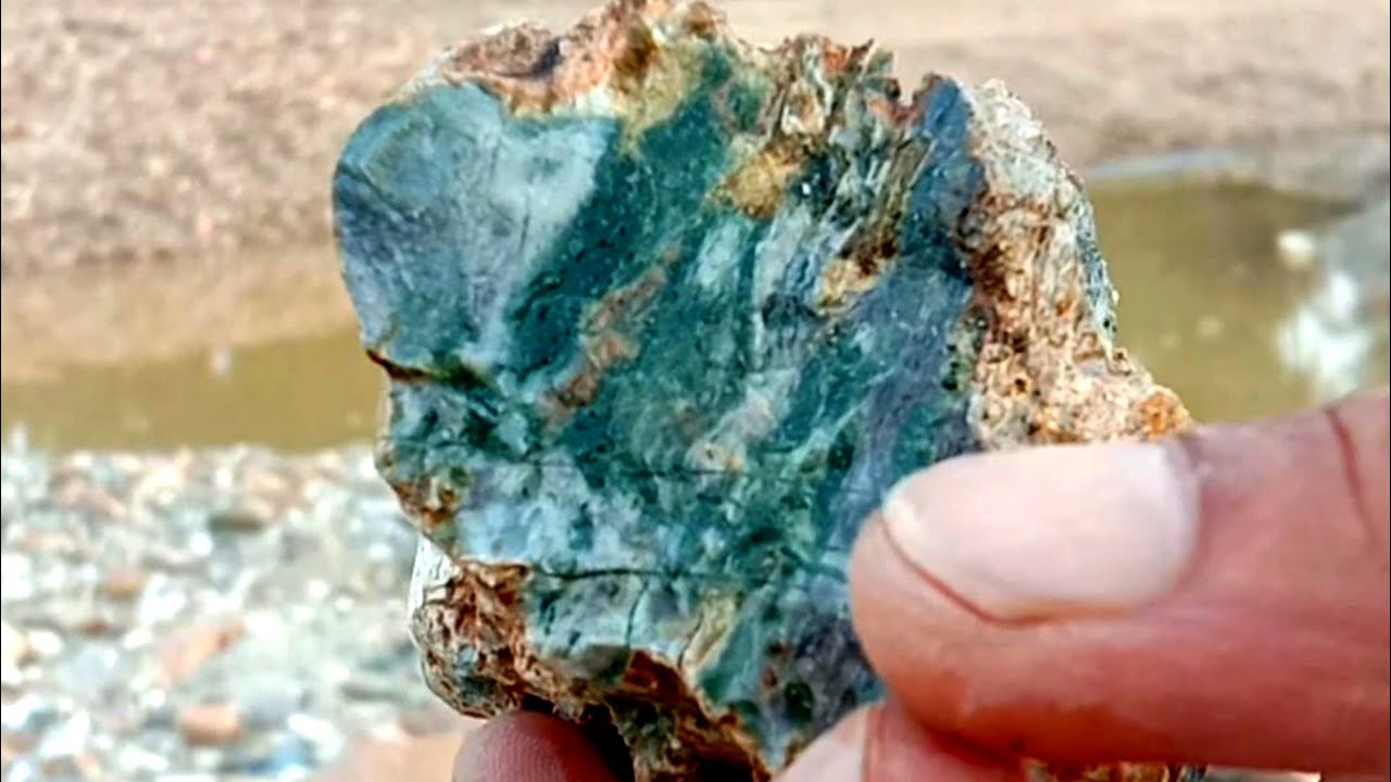 Kulit Luar Seperti Kayu Lapuk, Ternyata Dalamnya Batu Akik Lumut Hijau