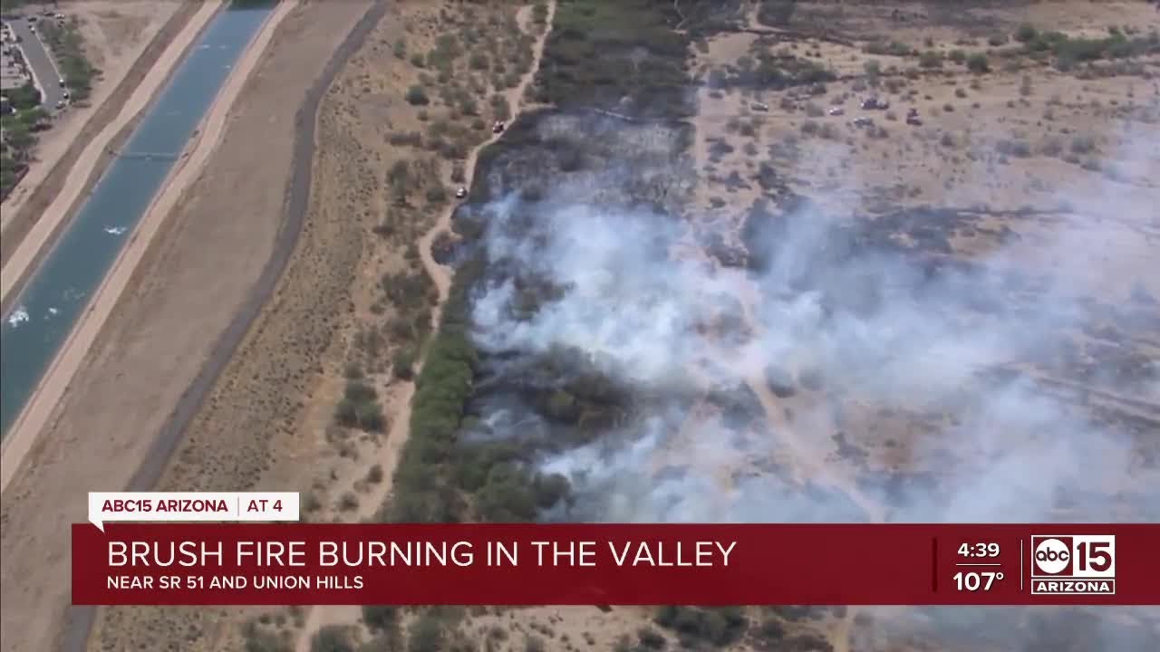 Fire crews battle brush fire near Loop 101 and SR 51 - YouTube