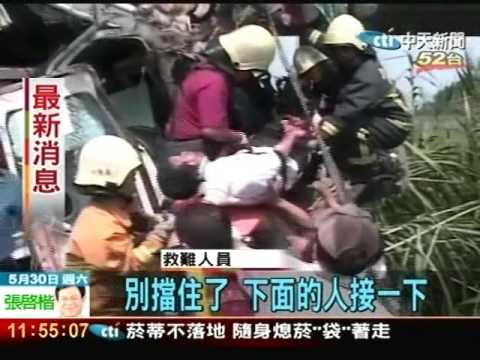 疑超車不慎 總達客運車失控墜落橋底