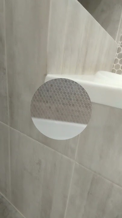 Ванная комната со шкафом из плитки, экран ванной из плитки и люк на ...