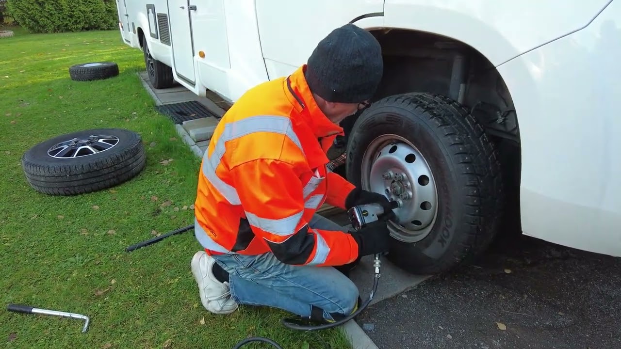 Syysaskareita. Renkaiden vaihto asuntoautoon